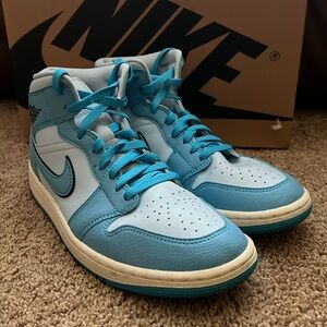 Jordan 1 Mid SE Ice Blue